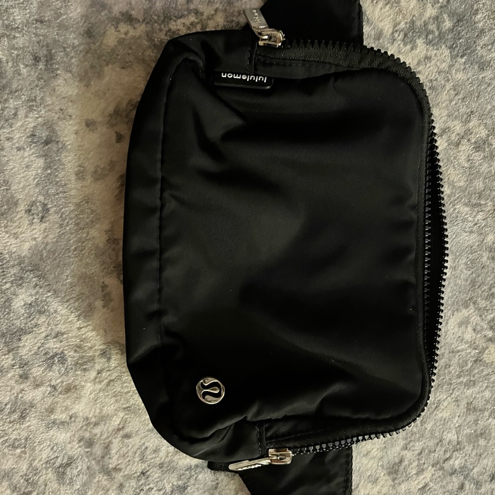2L lululemon athletica belt bag